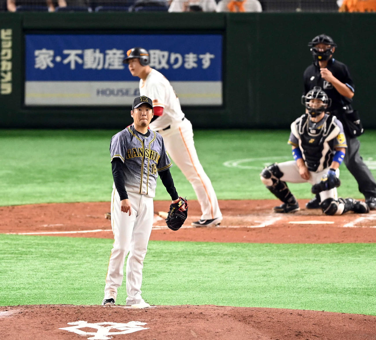 巨人対阪神　3回裏巨人2死一、二塁、岡本和に3点本塁打を浴びる西勇（撮影・たえ見朱実）