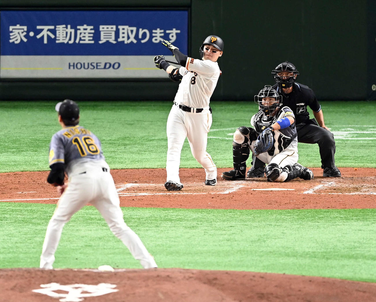 巨人対阪神　3回裏巨人2死一塁、右越えに2点本塁打を放つ丸。投手西勇（撮影・たえ見朱実）