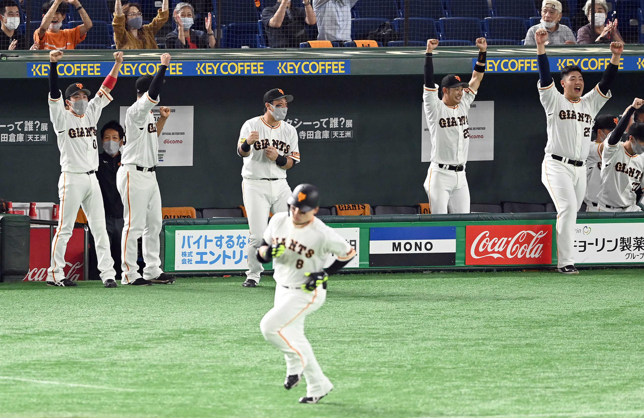 巨人対阪神　3回裏巨人2死一塁、丸の2点本塁打にガッツポーズを決める岡本和（右端）らナイン（撮影・たえ見朱実）