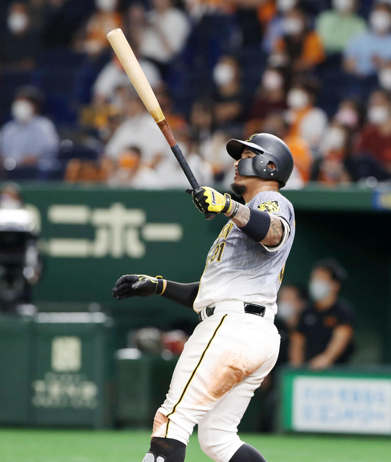 巨人対阪神　5回表阪神2死一塁、マルテは左中間越え2点本塁打を放つ（撮影・加藤哉）