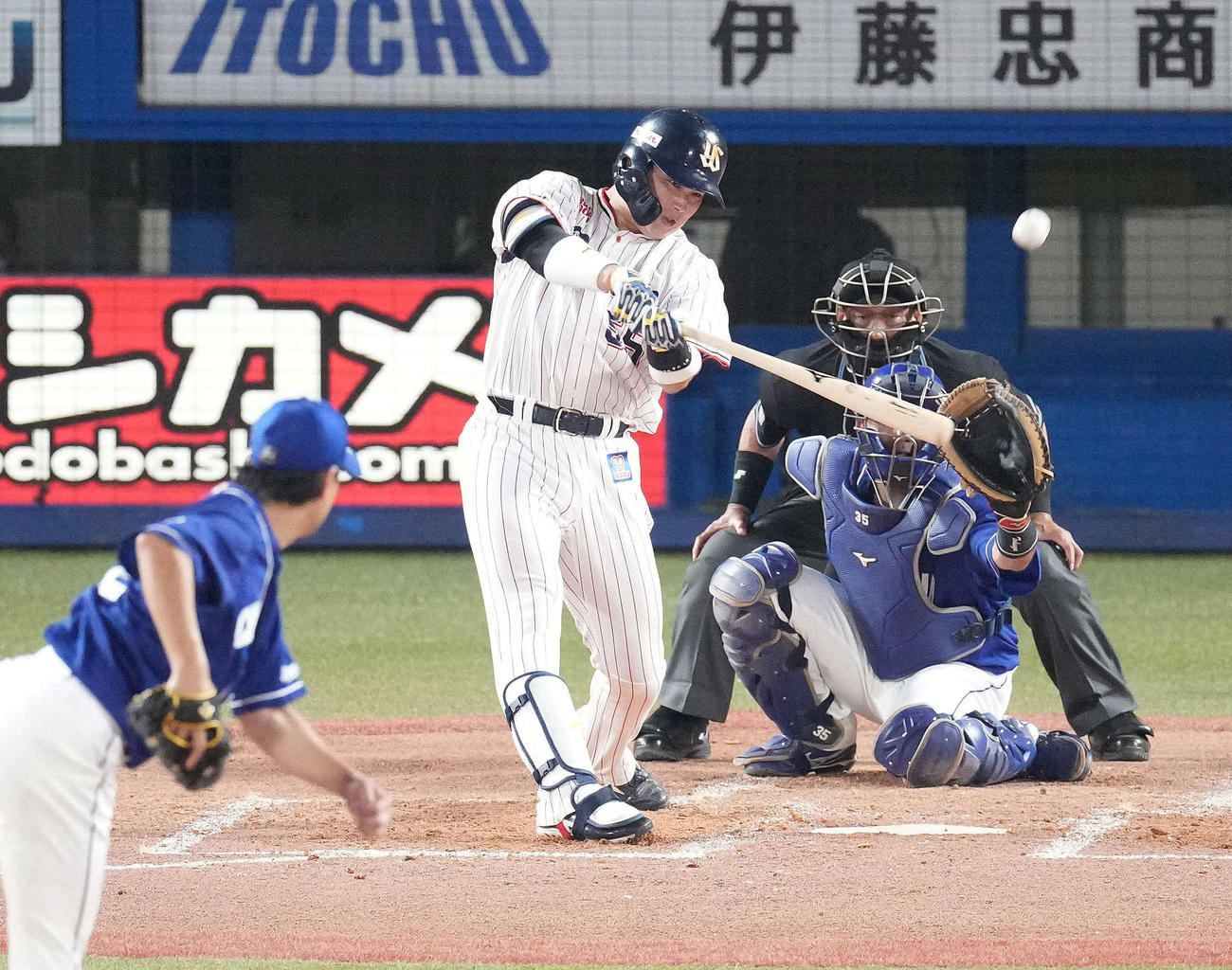 ヤクルト対中日　3回裏ヤクルト1死一塁、左越え2点本塁打を放つ村上。投手大野雄（撮影・鈴木みどり）