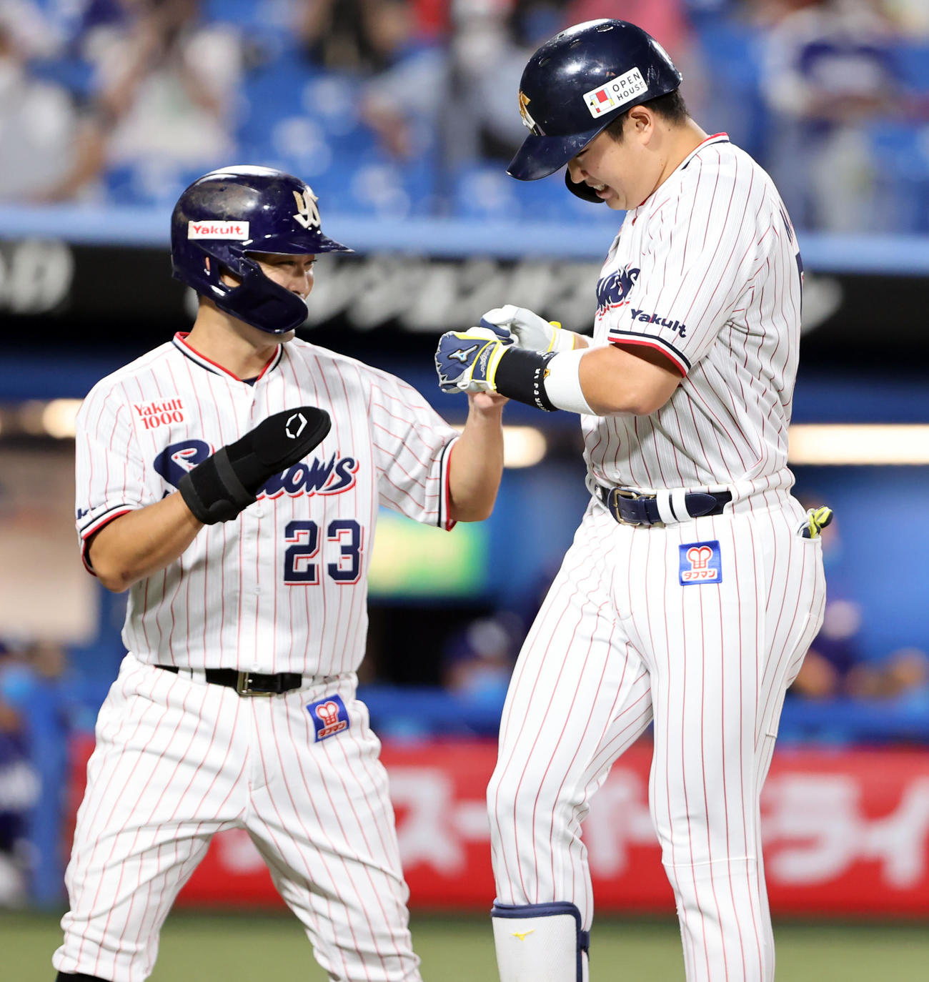 ヤクルト対中日　3回裏ヤクルト1死一塁、村上（右）は左越え2点本塁打を放ち、青木とハイタッチで生還する（撮影・浅見桂子）