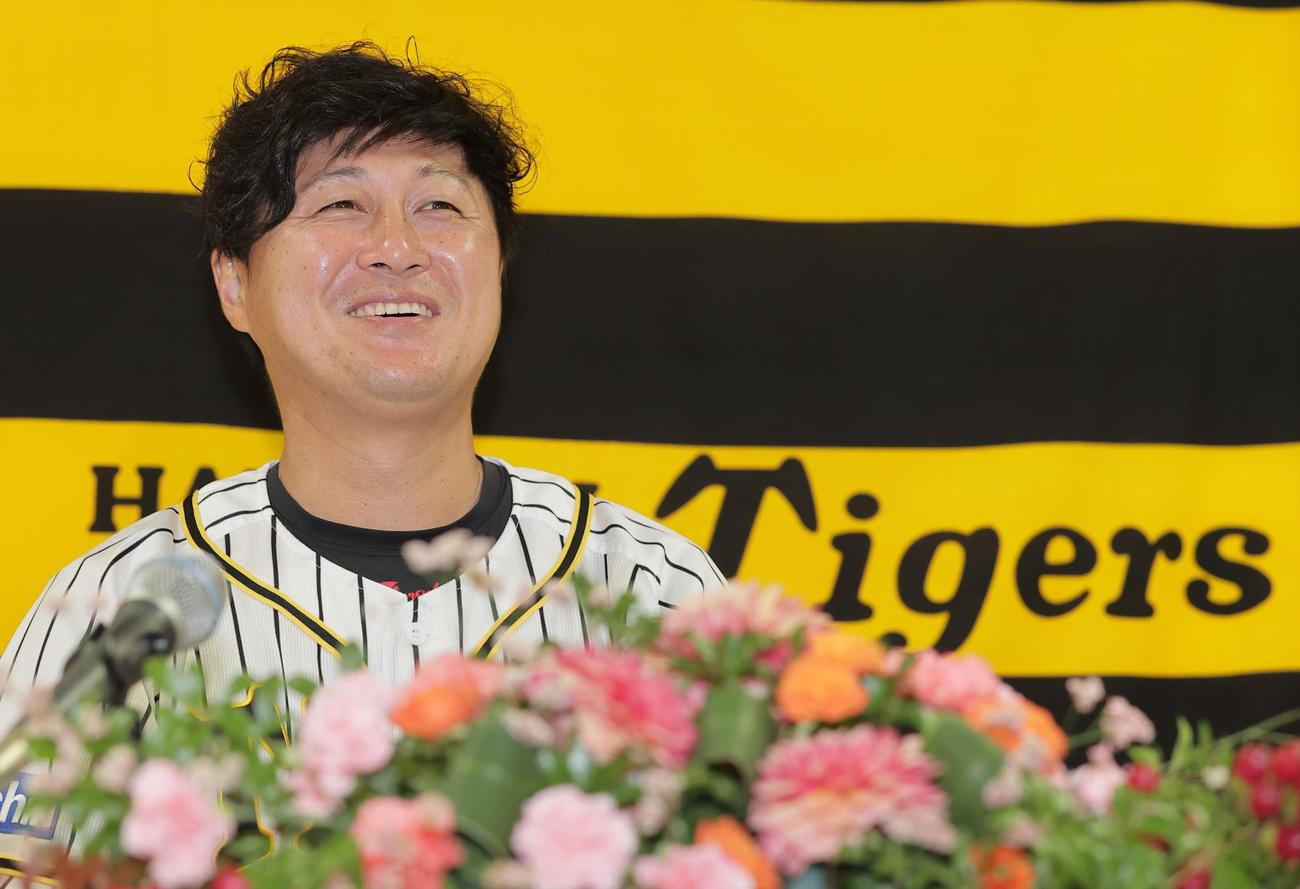 引退会見で笑顔を見せ質問に答える俊介（代表撮影）