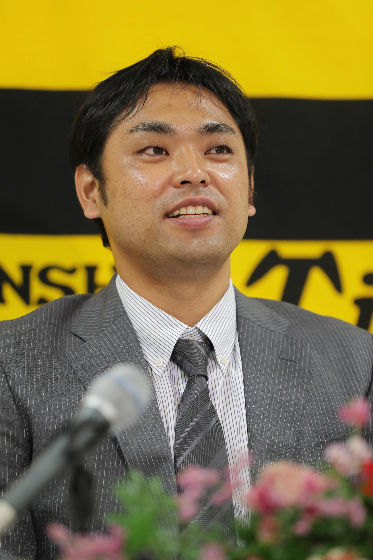引退会見で笑顔を見せる阪神桑原（21年9月20日撮影）
