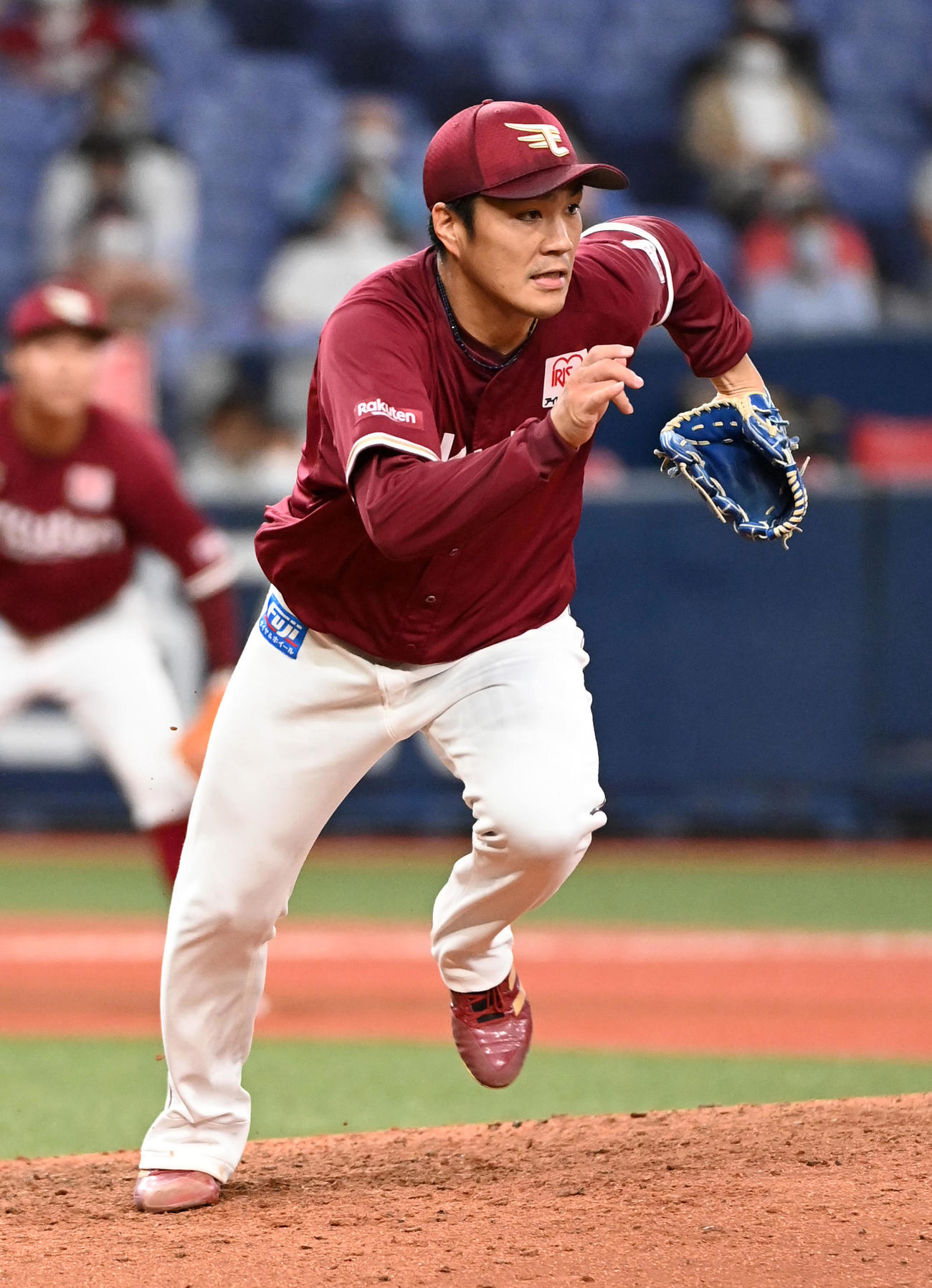 オリックス対楽天　7回裏オリックス1死、宜保の一塁ゴロでダッシュする則本昂（撮影・前岡正明）