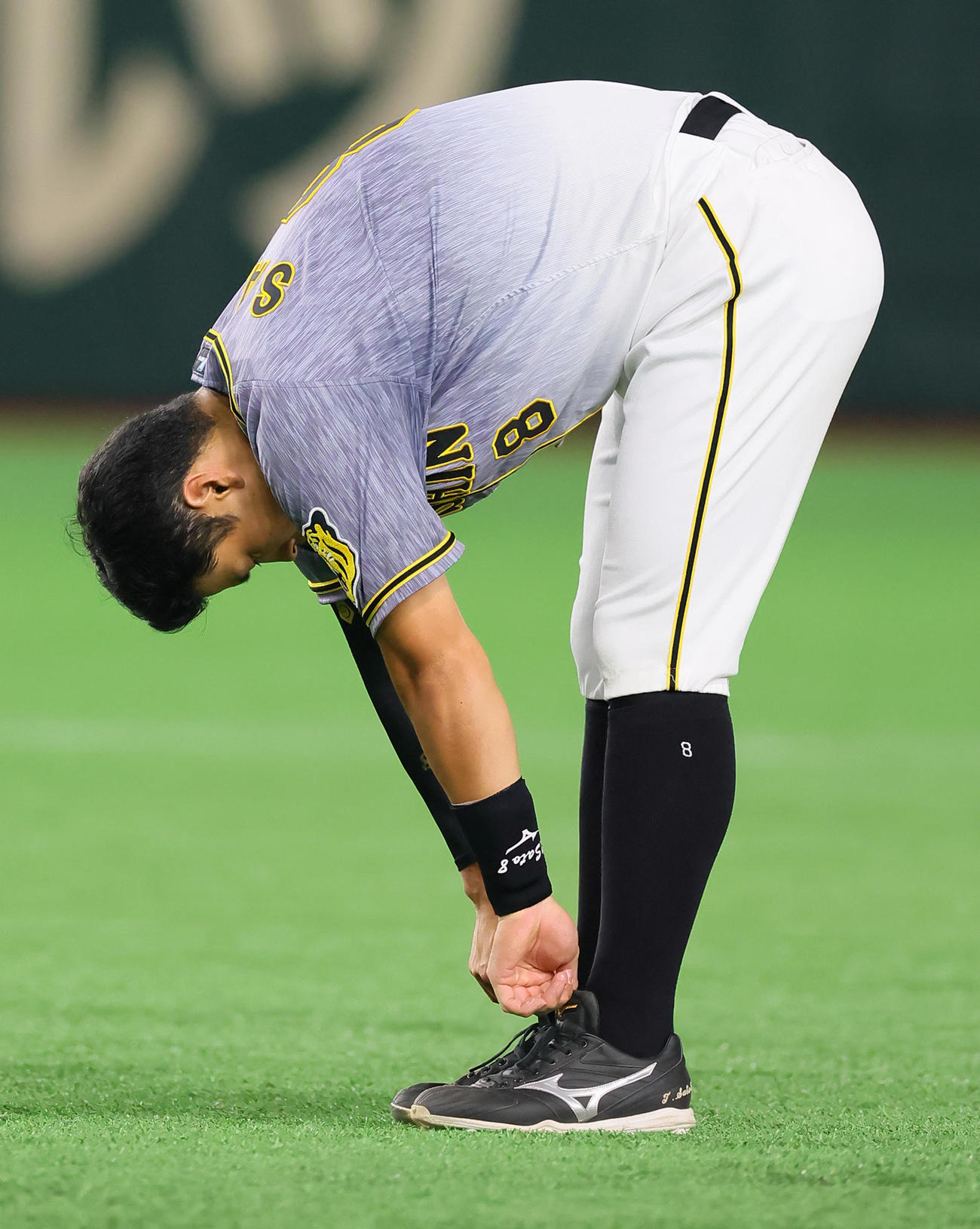 巨人対阪神　6回表阪神2死、左飛に倒れうなだれる佐藤輝（撮影・足立雅史）