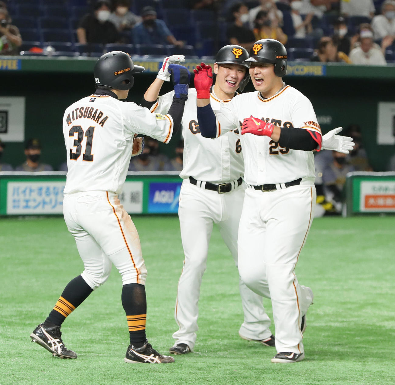 巨人対阪神　3回裏巨人2死一、二塁、岡本和（右）は中越え3点本塁打を放ち笑顔を見せる。左から松原、坂本（撮影・足立雅史）