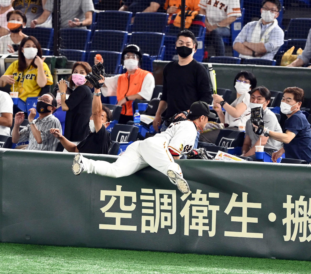 巨人対阪神　9回表阪神2死一、三塁、近本の飛球を追い客席に飛び込む亀井（撮影・たえ見朱実）