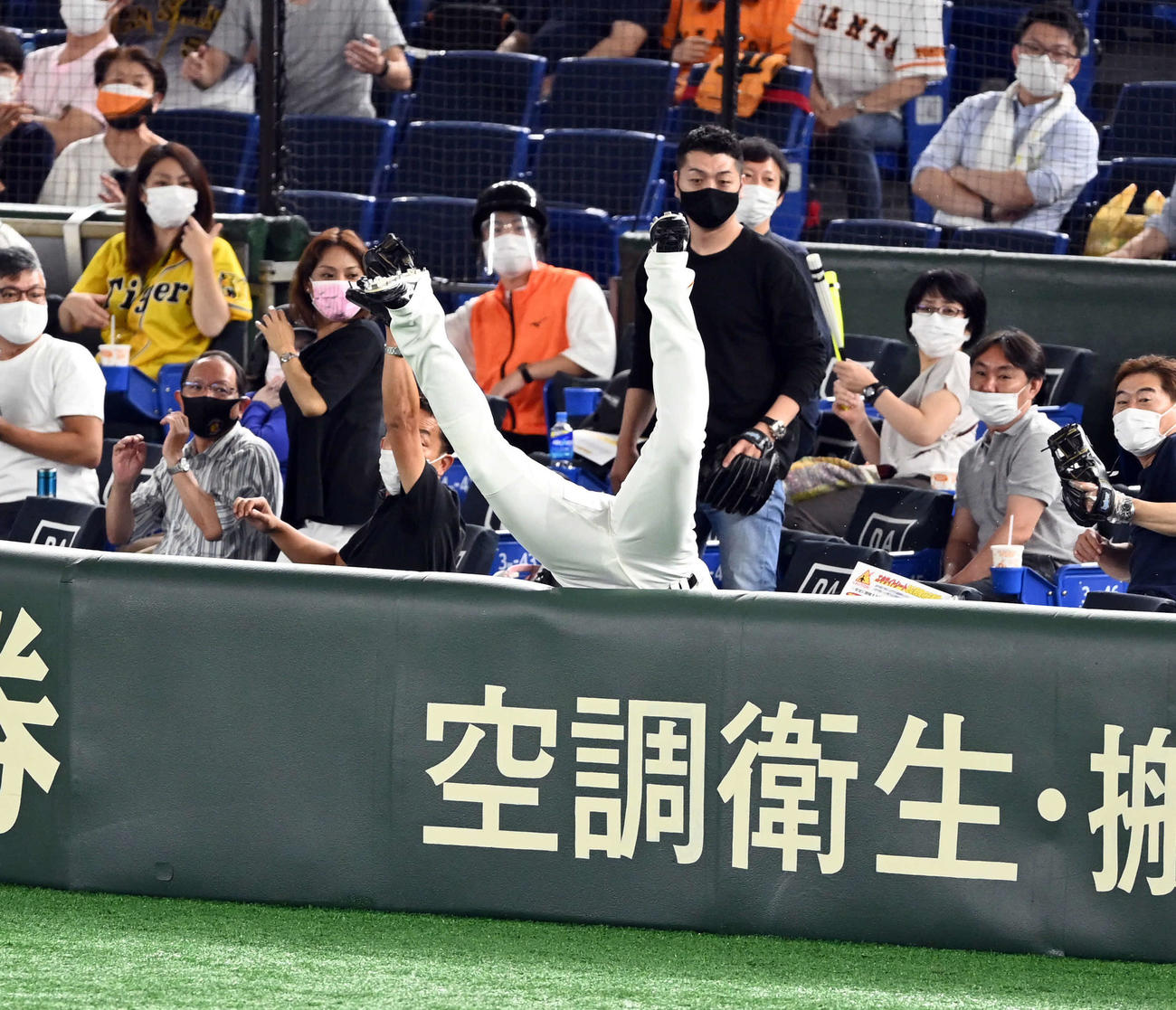 巨人対阪神　9回表阪神2死一、三塁、近本の飛球を追い客席に飛び込む亀井（撮影・たえ見朱実）