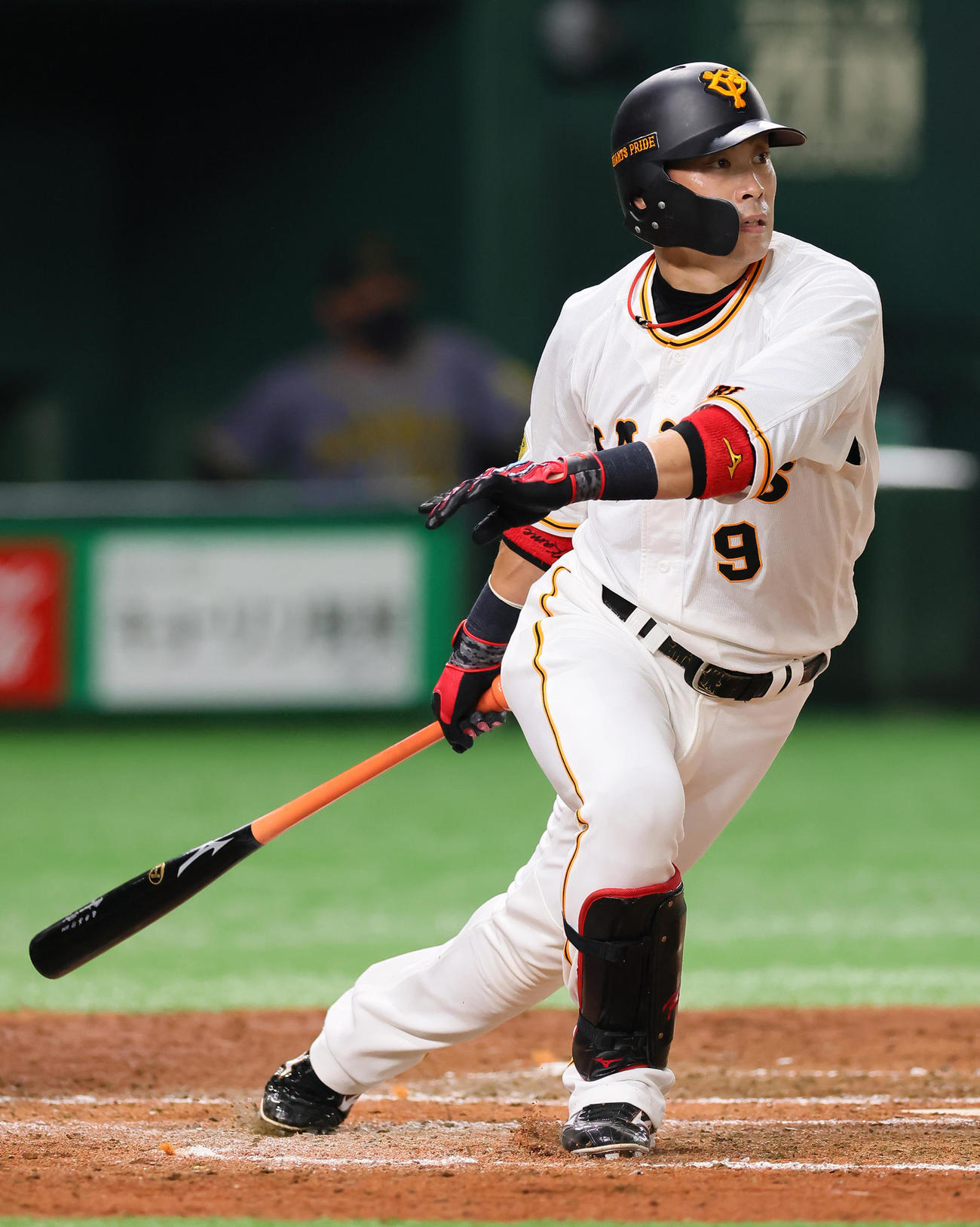 巨人対阪神　3回裏巨人2死、亀井は右二塁打を放つ（撮影・足立雅史）