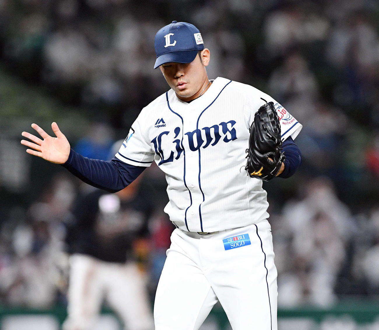 西武対ロッテ　5回表2死二塁、荻野を投ゴロに仕留めグラブをたたく田村（撮影・滝沢徹郎）
