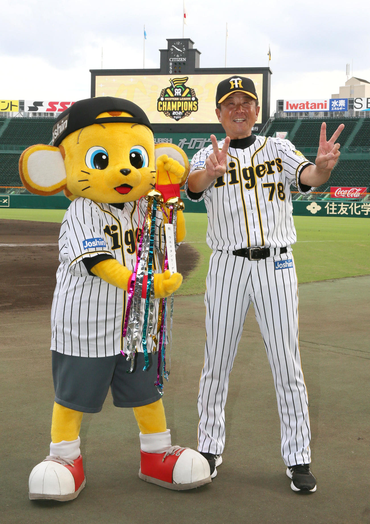 ウエスタン・リーグを制した笑顔でVサインする阪神平田2軍監督（撮影・上山淳一）