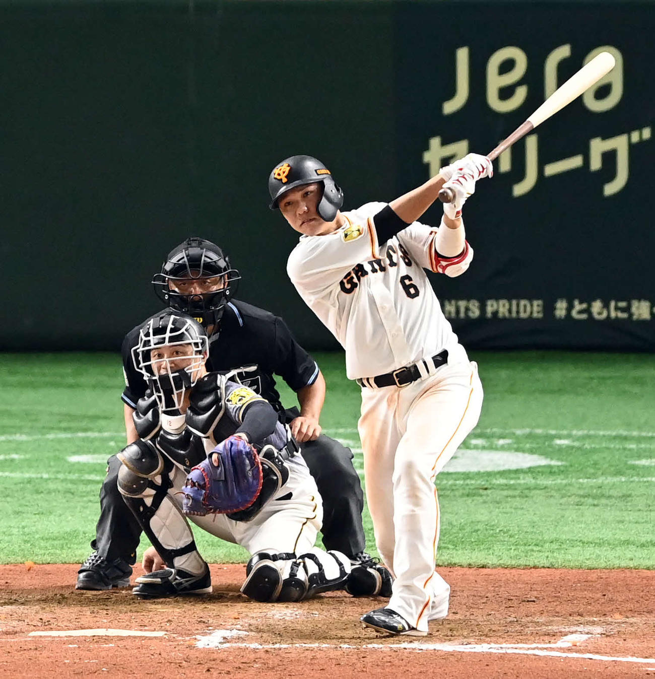 巨人対阪神　9回裏巨人1死、二塁打を放つ坂本（撮影・たえ見朱実）