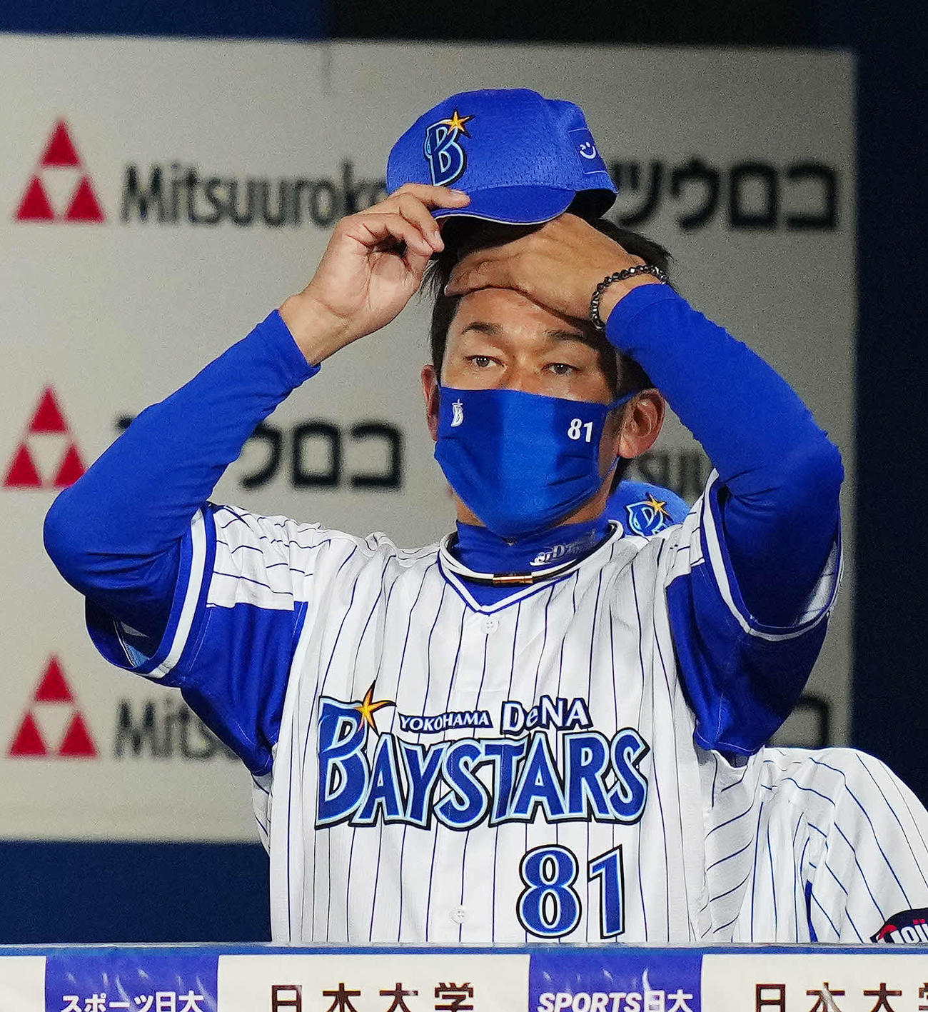 DeNA対広島　5回裏、ベンチで厳しい表情のDeNA三浦監督（撮影・江口和貴）
