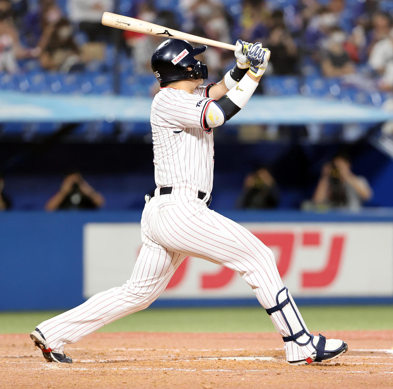ヤクルト対中日　3回裏ヤクルト1死一塁、村上は左越え2点本塁打を放つ（撮影・浅見桂子）