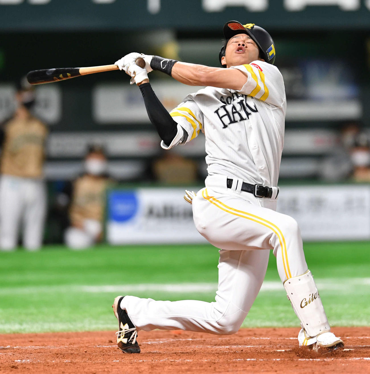 ソフトバンク対日本ハム　4回裏ソフトバンク2死、豪快に空振りをする柳田（撮影・岩下翔太）
