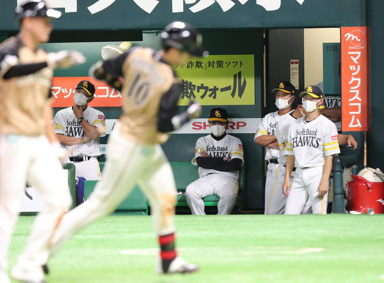ソフトバンク対日本ハム　9回表日本ハム2死三塁、清水に左越えに2点本塁打を浴び、じっとグラウンドを見つめる工藤監督（中央）（撮影・梅根麻紀）
