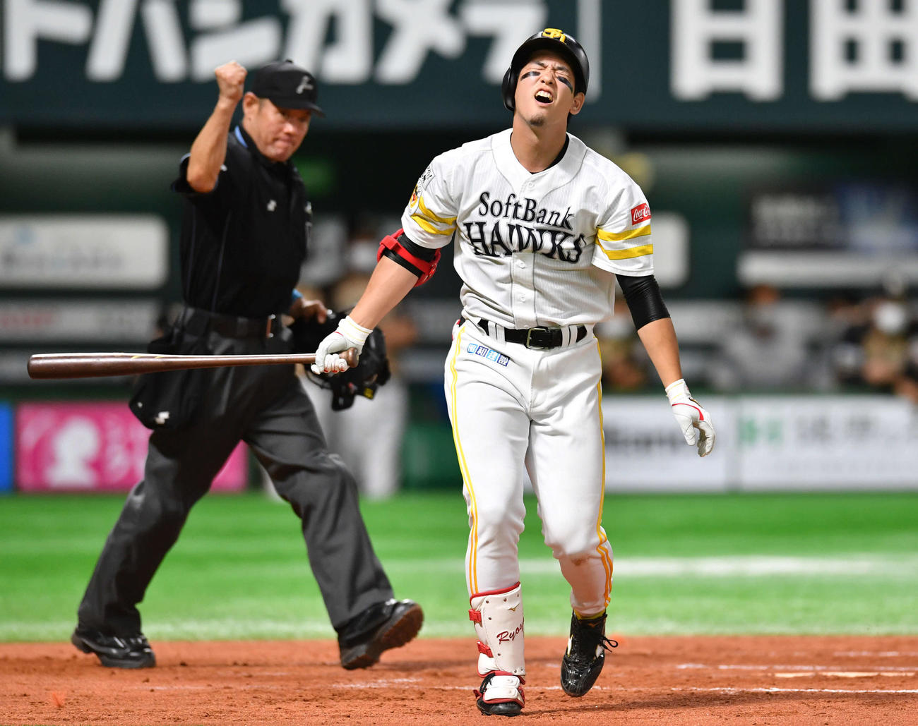 ソフトバンク対日本ハム　7回裏ソフトバンク1死、空振り三振に倒れ、悔しそうな表情を見せる栗原（撮影・岩下翔太）