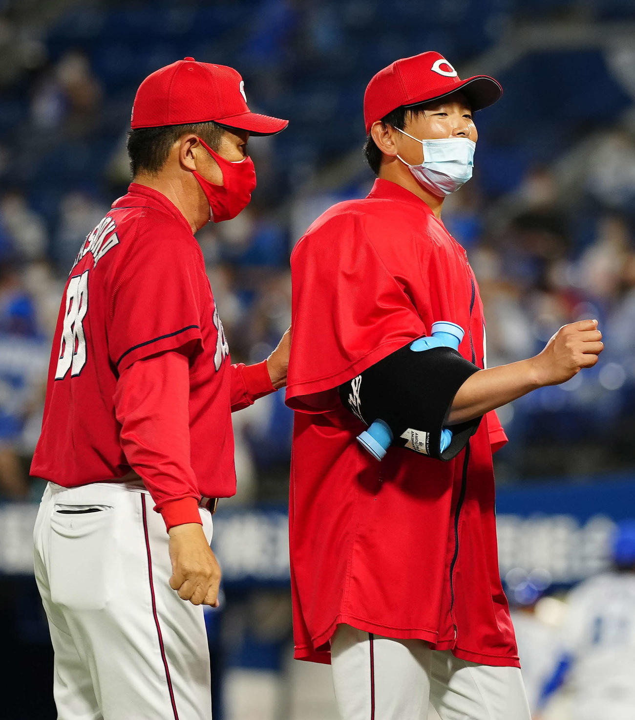 DeNA対広島　試合後、広島佐々岡監督（左）からねぎらいを受ける大瀬良（撮影・江口和貴）