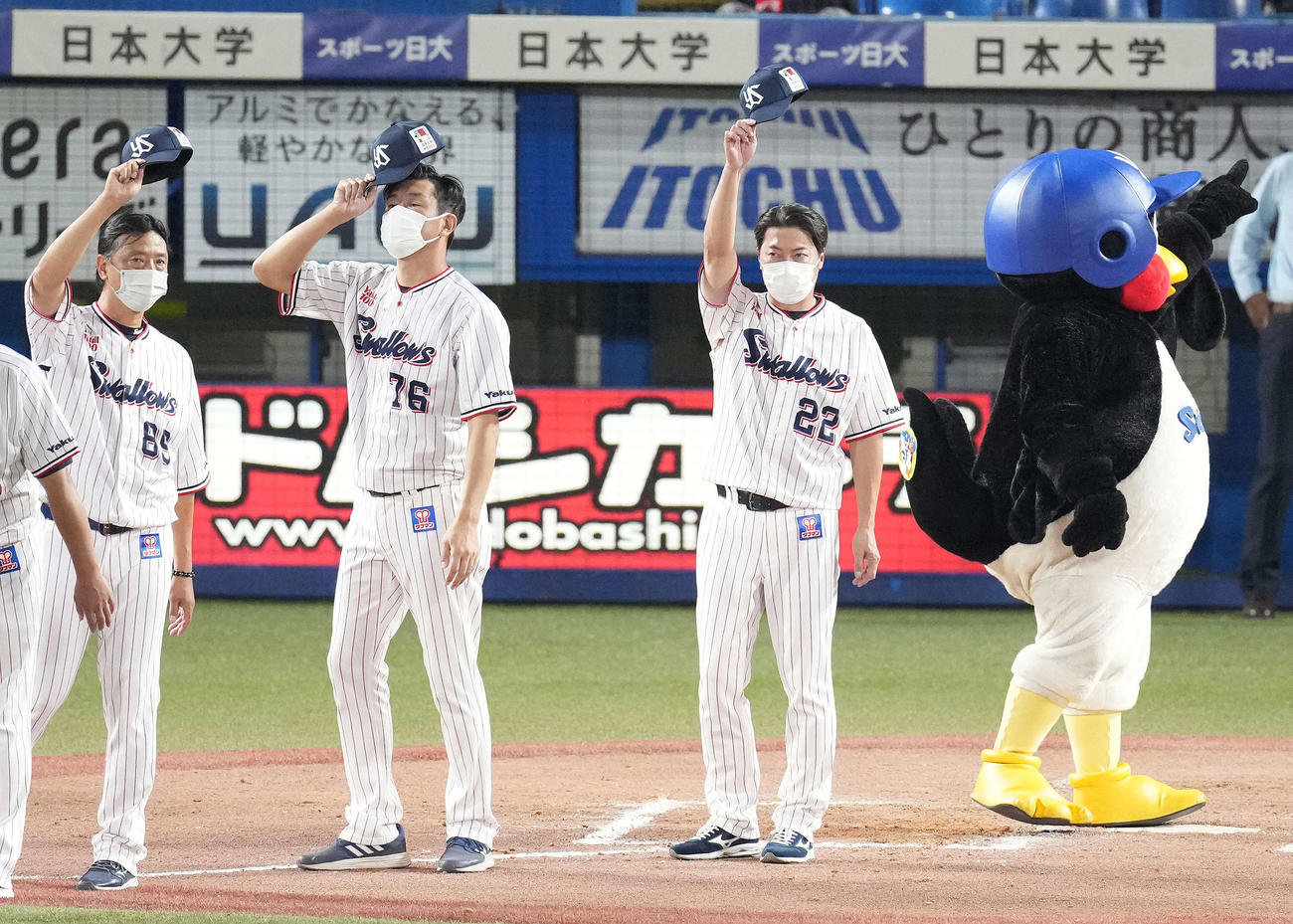 ヤクルト対中日　中日に勝利し声援に応えるヤクルト高津監督（右）（撮影・鈴木みどり）