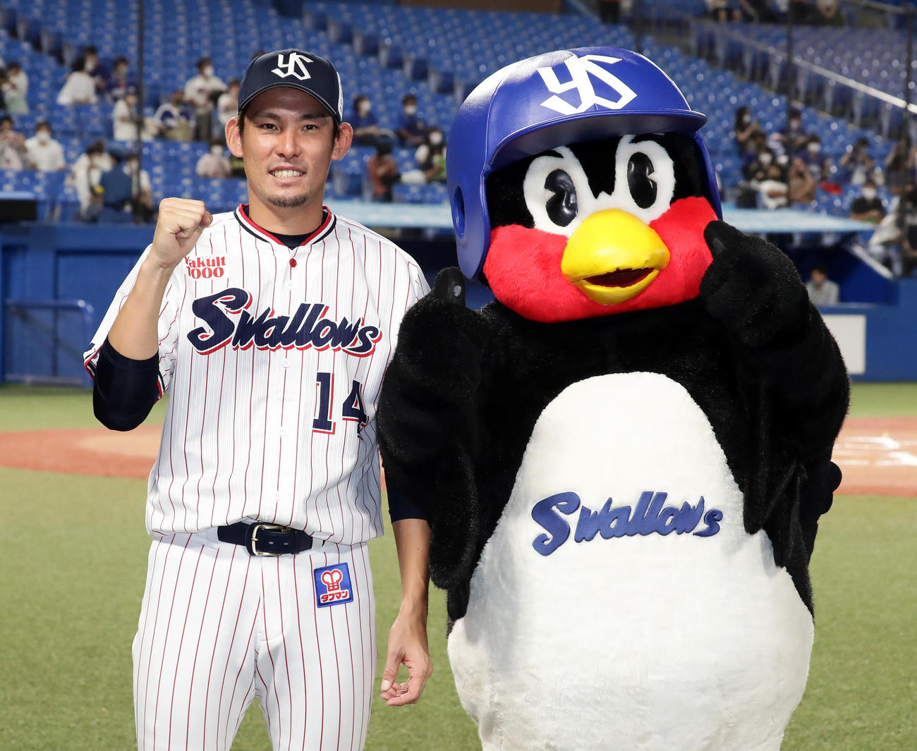 ヤクルト対中日　自身3勝目を挙げた高梨は、つば九郎と笑顔でガッツポーズ（撮影・浅見桂子）