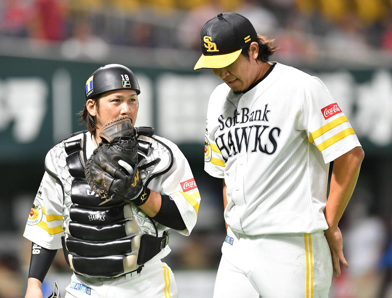 ソフトバンク対日本ハム　5回表日本ハムの攻撃を終え、R・ロドリゲスに先制本塁打を打たれた杉山（右）は甲斐と話しながらベンチへ戻る（撮影・岩下翔太）