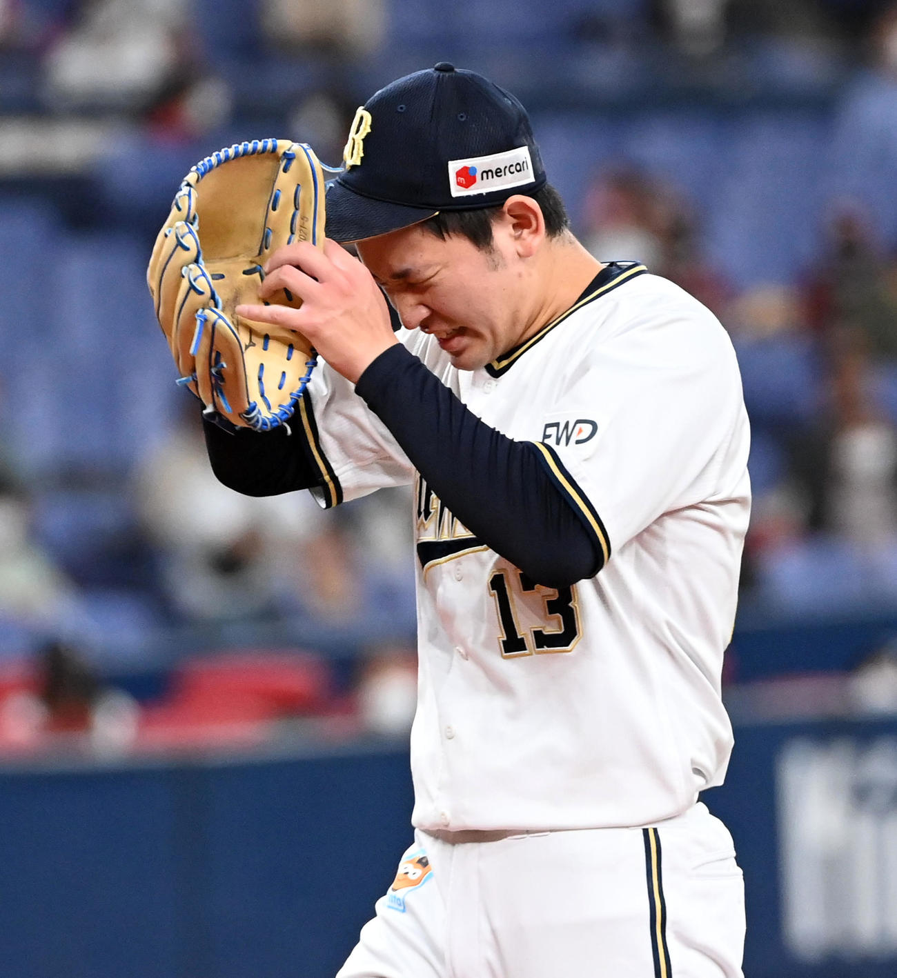 オリックス対楽天　4回、厳しい表情でベンチに戻る宮城（撮影・前岡正明）
