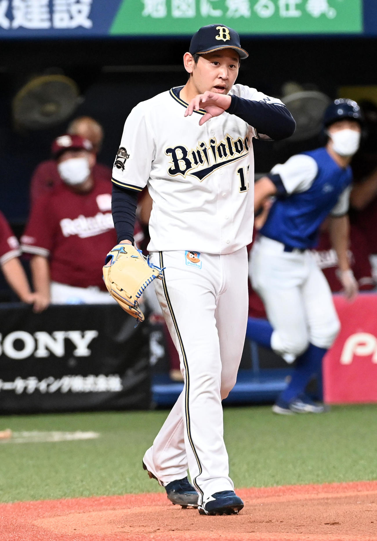 オリックス対楽天　1回表楽天2死二塁、島内に先制中前適時打を打たれた宮城（撮影・前岡正明）