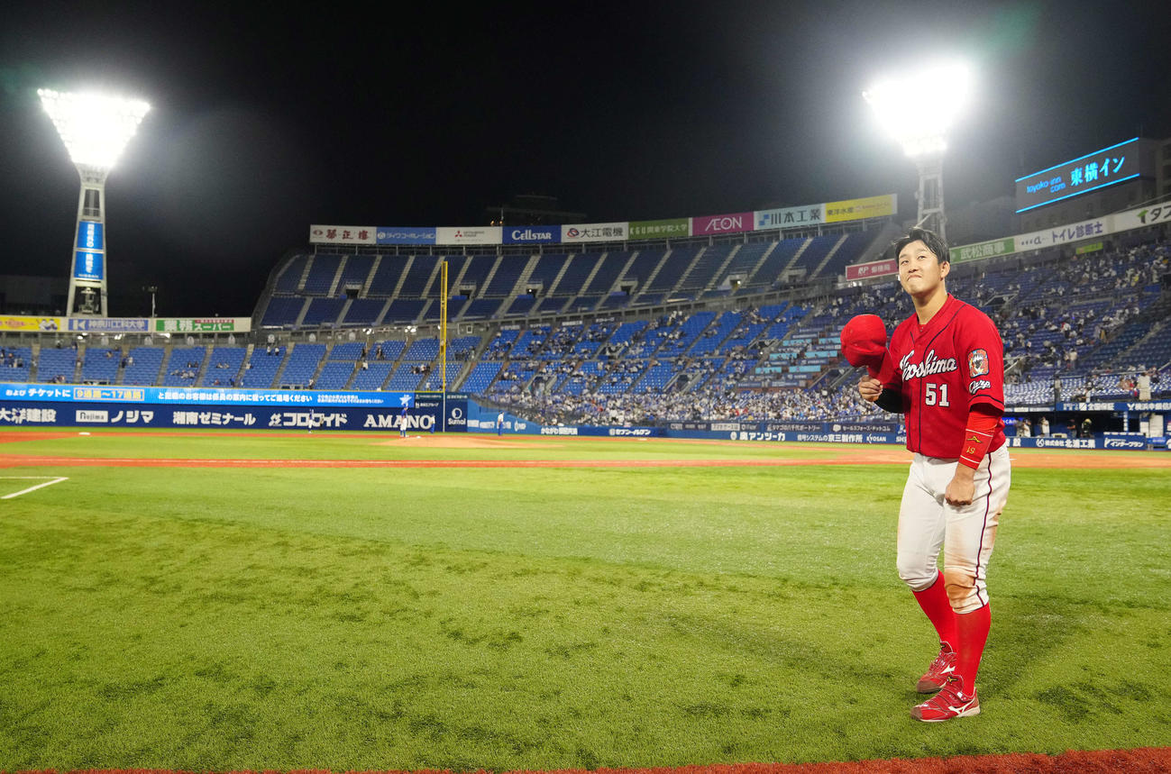 DeNA対広島　試合後、ファンにあいさつする広島小園（撮影・江口和貴）