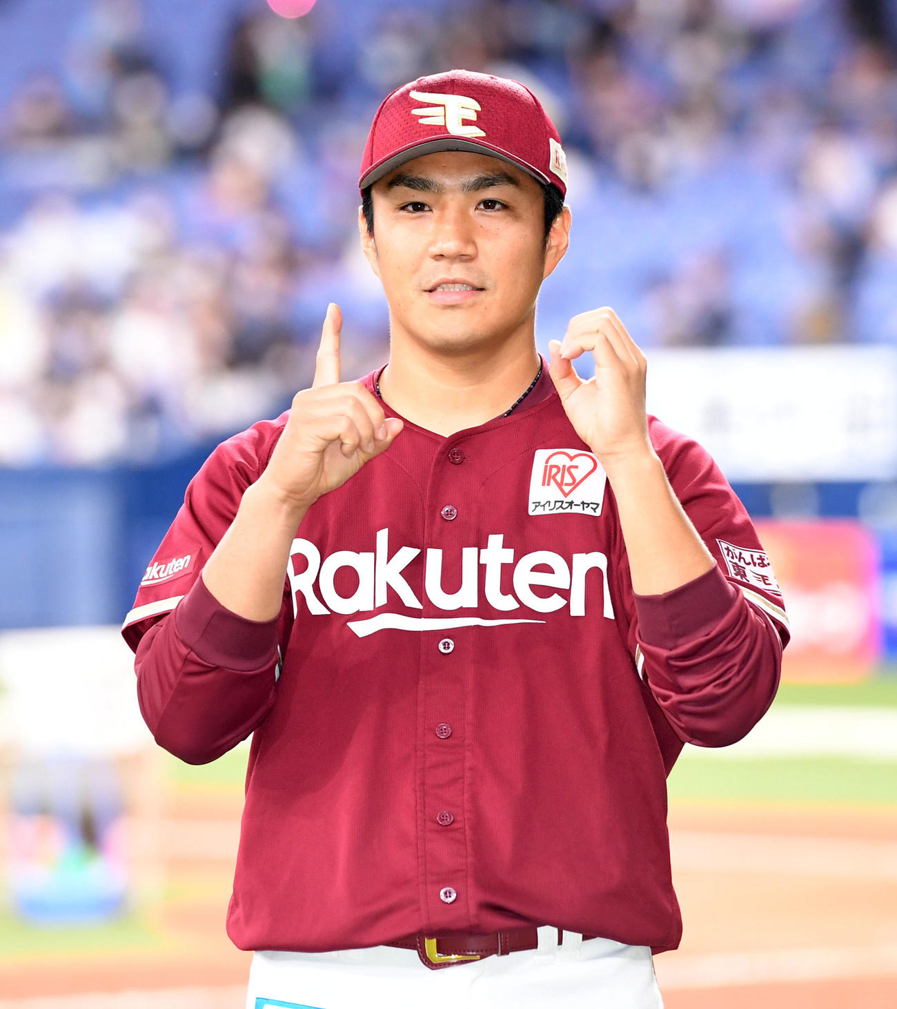 オリックス対楽天　笑顔で10勝ポーズを決める則本昂（撮影・前岡正明）