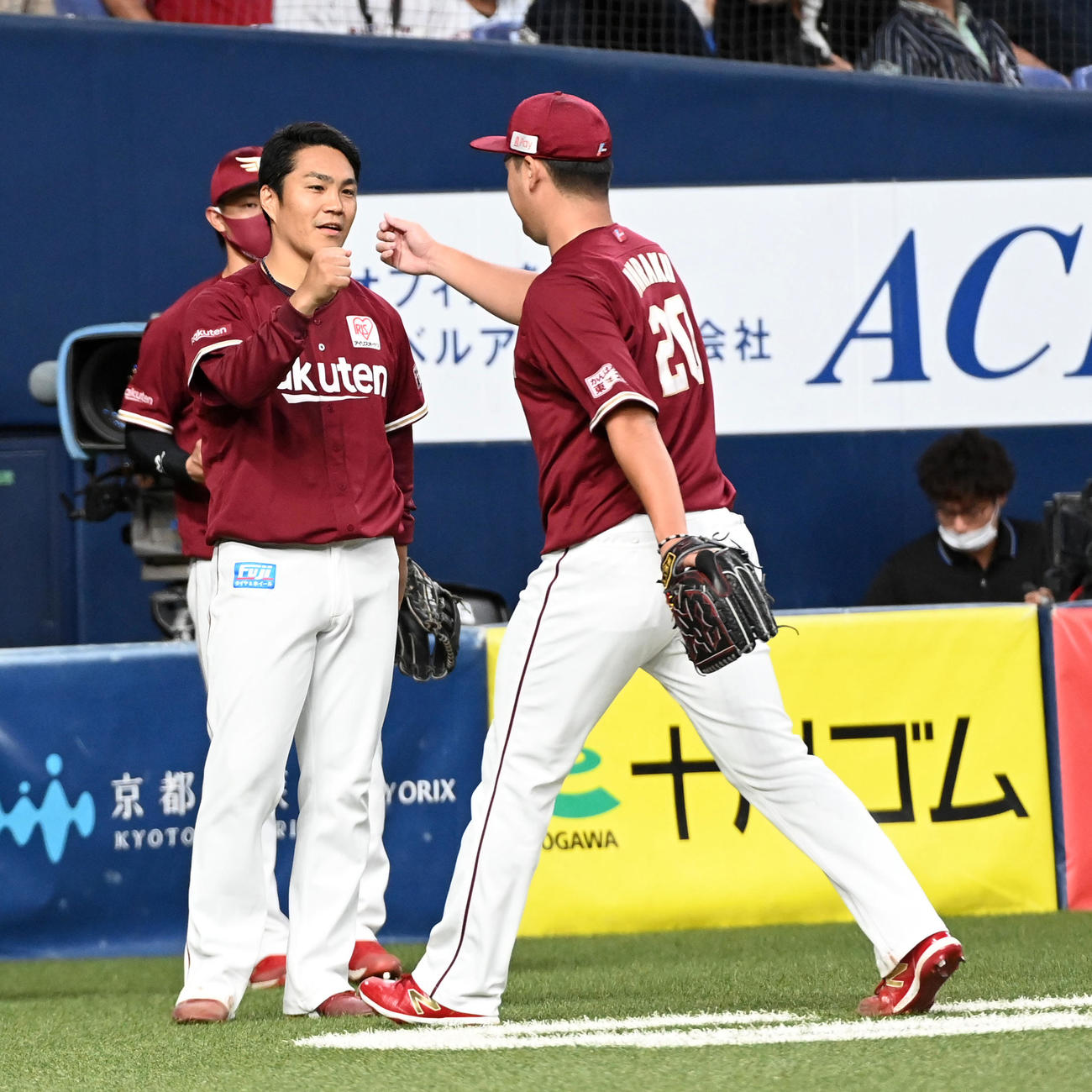オリックス対楽天　8回、安楽（右）を笑顔で迎える則本昂（撮影・前岡正明）