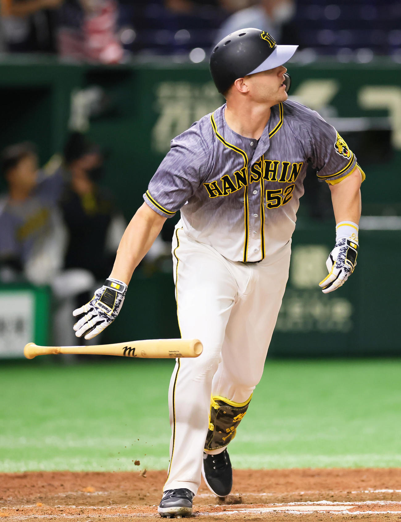 巨人対阪神　9回表阪神無死二塁、サンズは中越え適時二塁打を放つ（撮影・足立雅史）