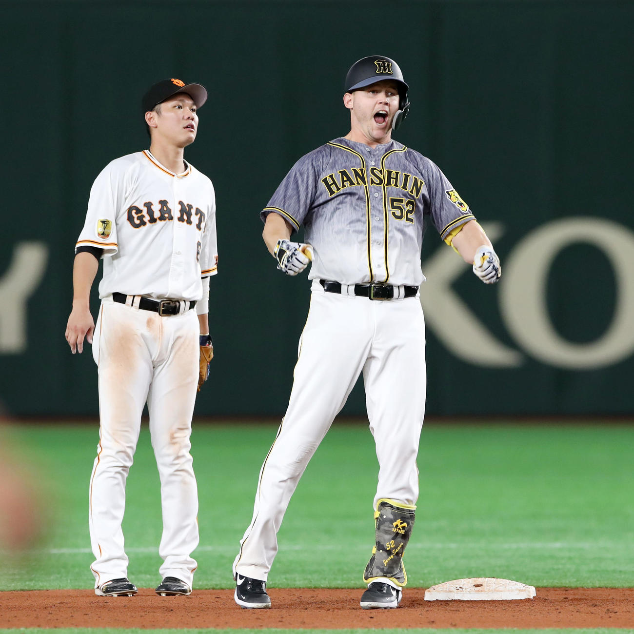 巨人対阪神　9回表阪神無死二塁、サンズは中越え適時二塁打を放ちベース上で雄たけびを上げる（撮影・加藤哉）