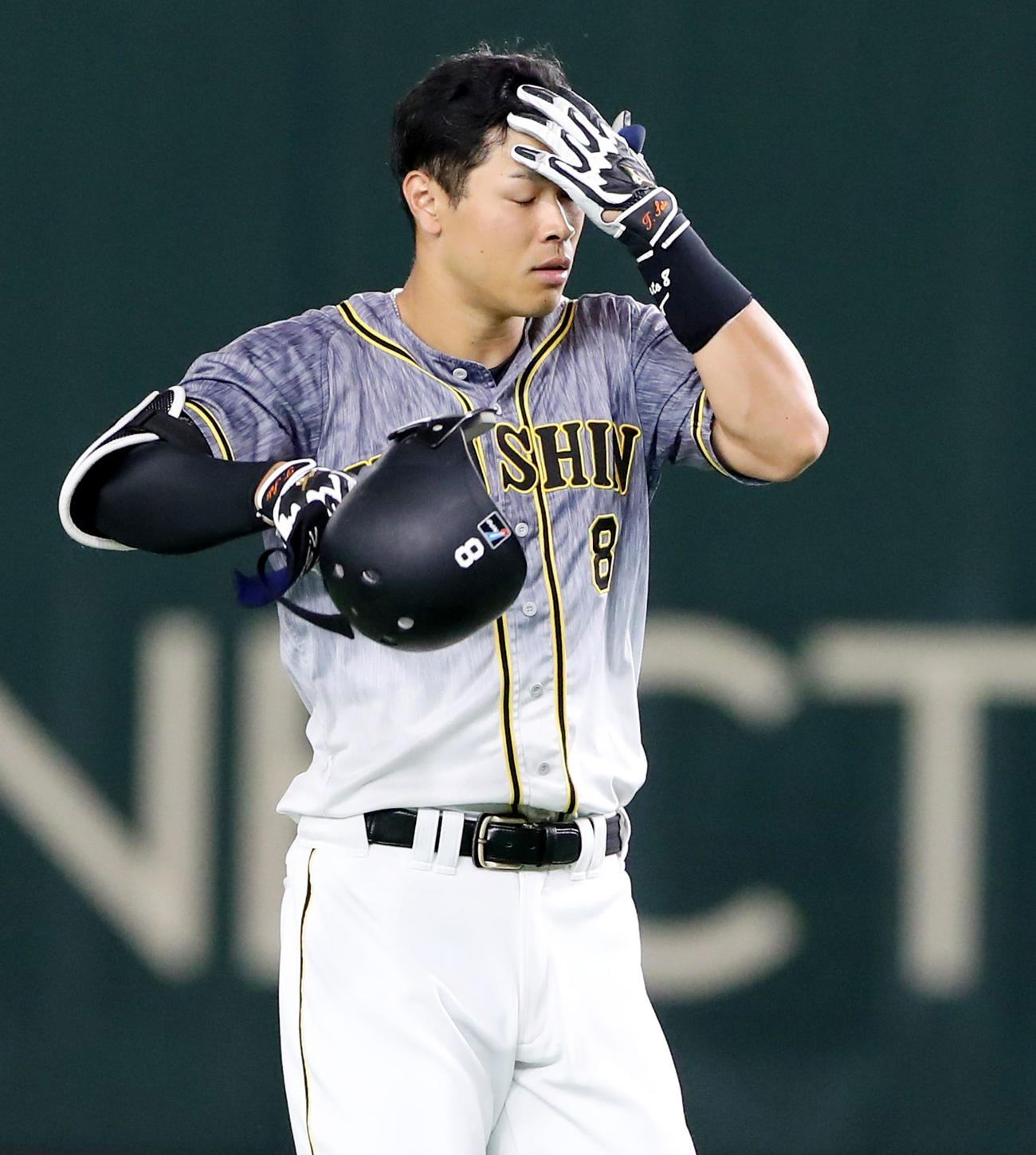巨人対阪神　6回表阪神2死、左飛を打ち上げ凡退した佐藤輝（撮影・加藤哉）