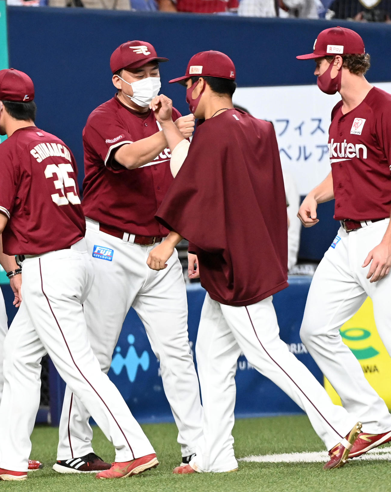 オリックス対楽天　則本昂（右）を祝福する石井監督（撮影・前岡正明）