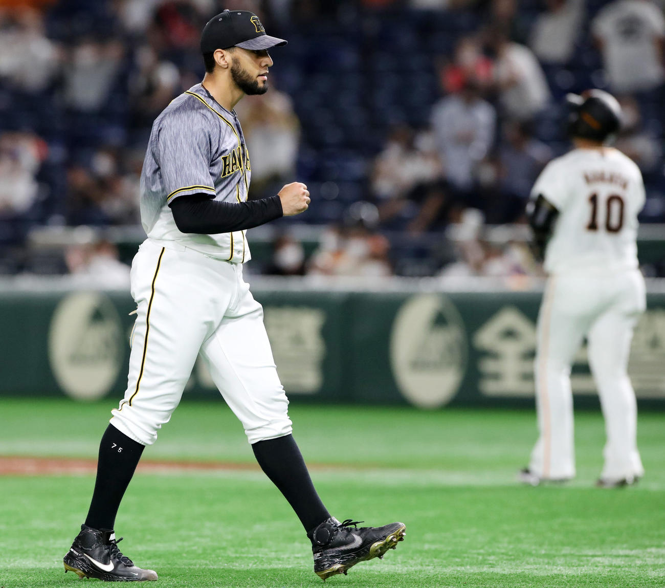巨人対阪神　9回裏巨人2死満塁、スアレスは中田を遊直に仕留めガッツポーズを見せる（撮影・加藤哉）