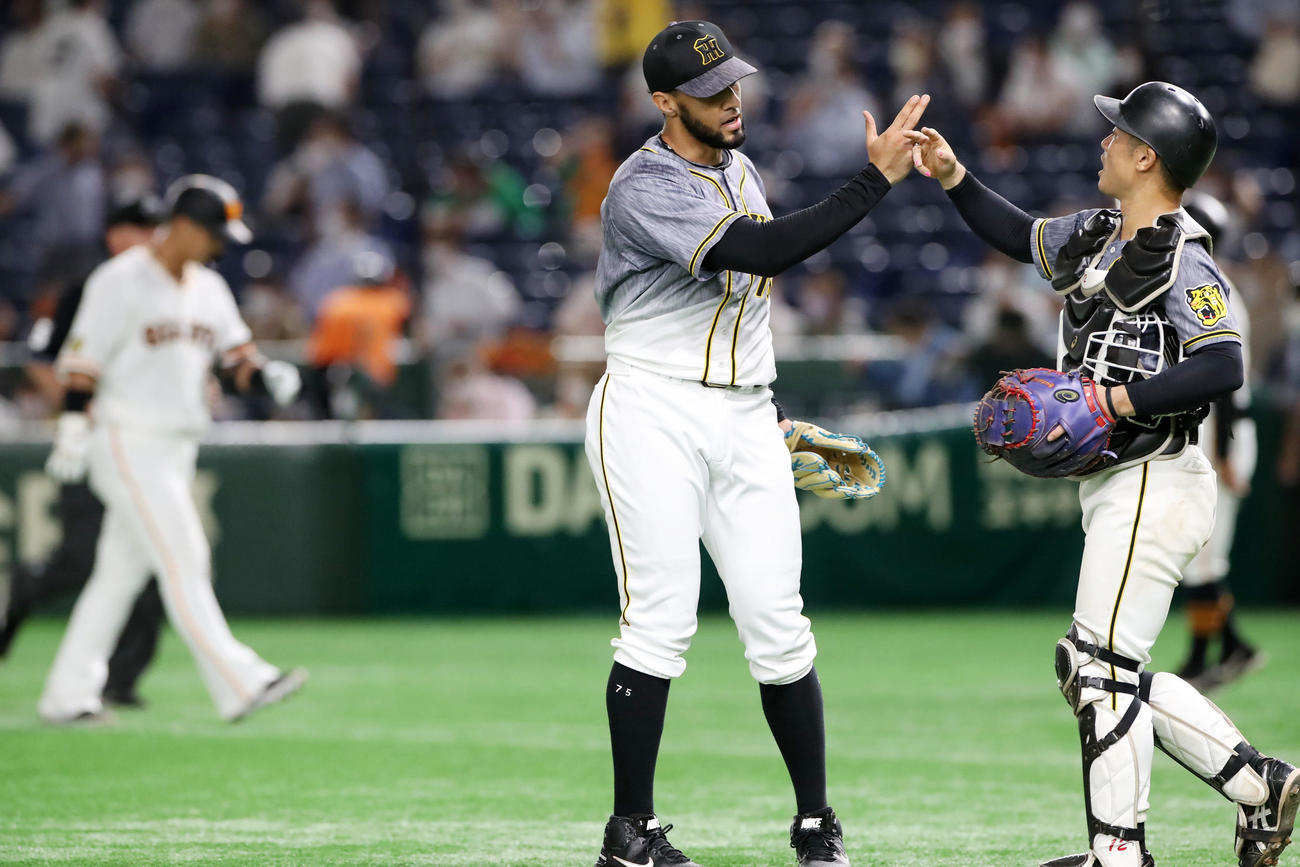 巨人対阪神　9回裏巨人2死満塁、スアレスは中田を遊直に仕留め梅野（右）とタッチする（撮影・加藤哉）