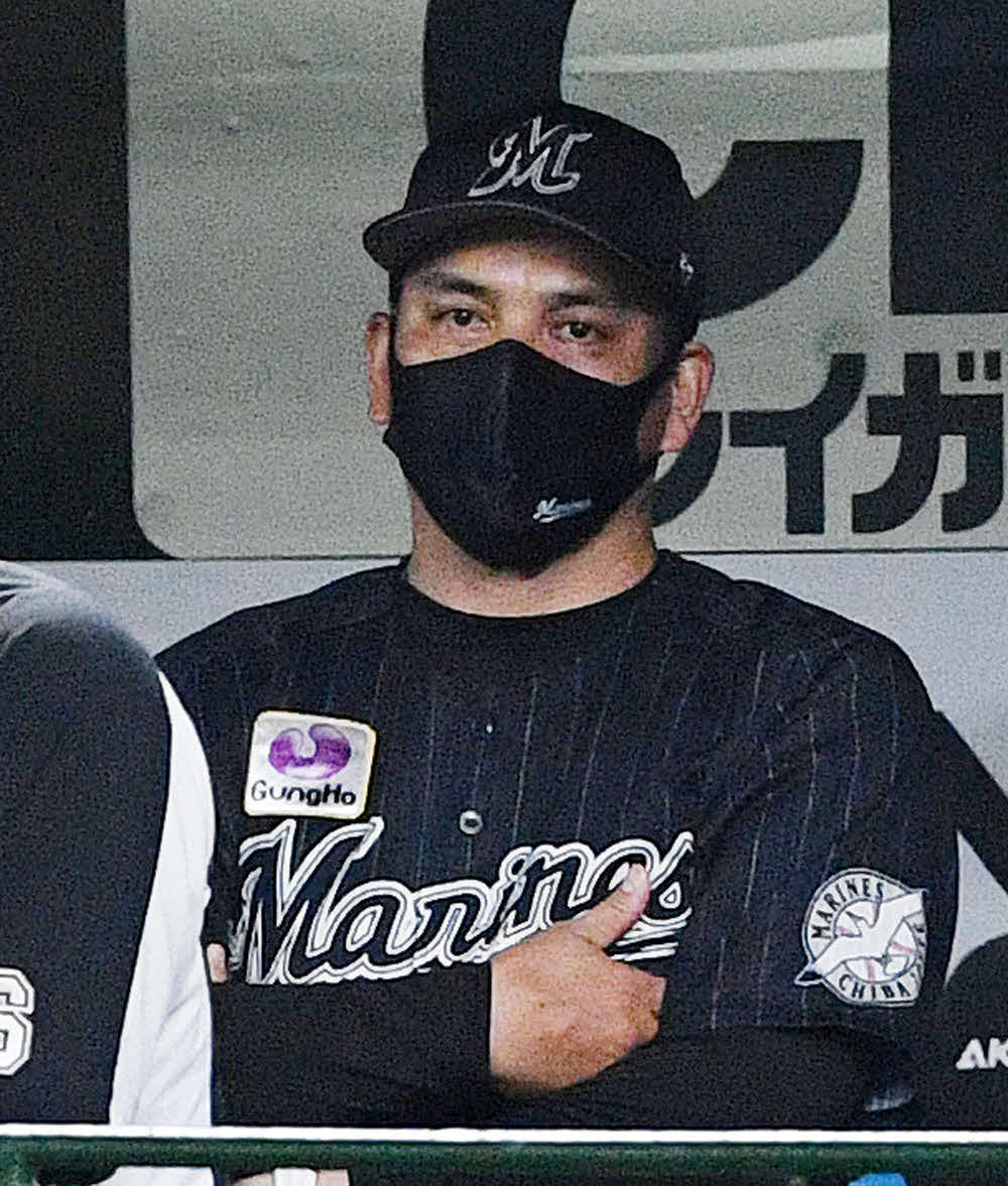 西武対ロッテ　9回、厳しい表情で戦況を見つめるロッテ井口監督（撮影・滝沢徹郎）