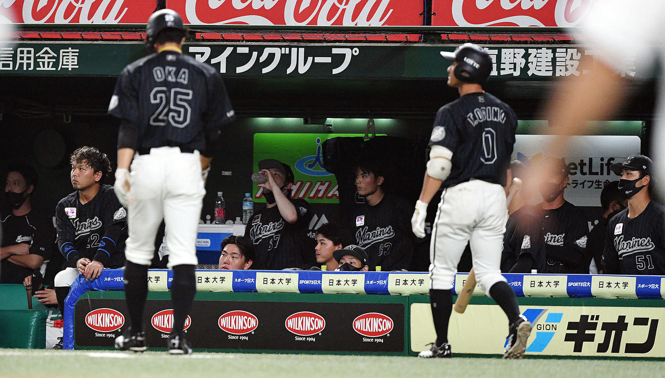 西武対ロッテ　試合に敗れ肩を落とすロッテナイン（撮影・滝沢徹郎）