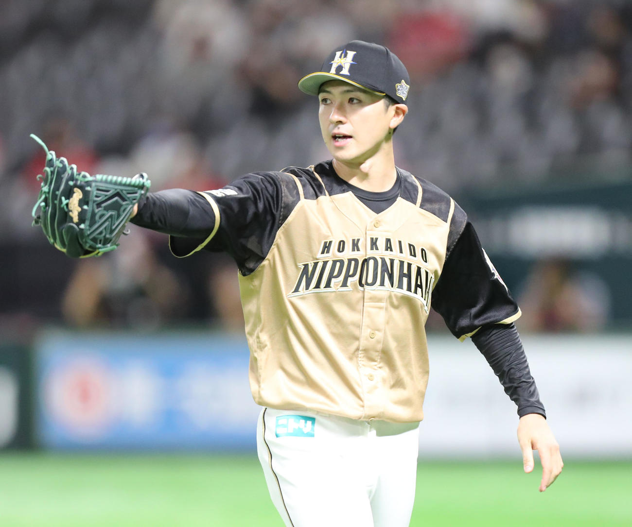 ソフトバンク対日本ハム　先発の上沢直之は2回を投げ終わりベンチに引き上げる（撮影・梅根麻紀）