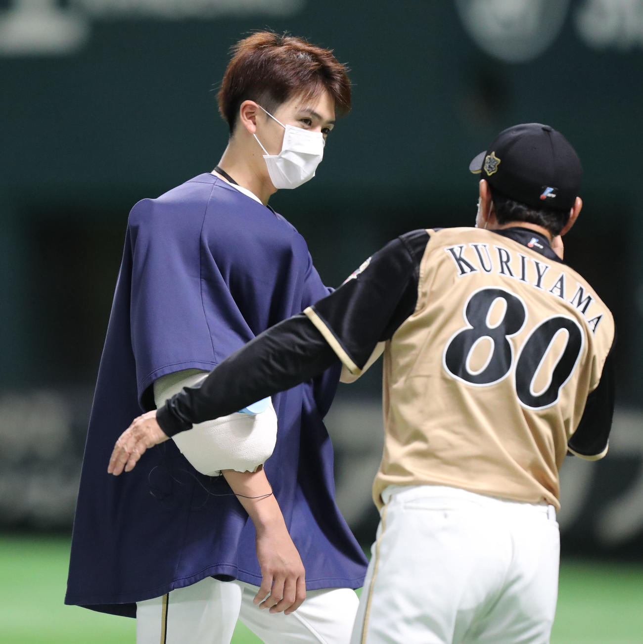 ソフトバンク対日本ハム　10勝目を飾った上沢直之を迎える栗山監督（撮影・梅根麻紀）