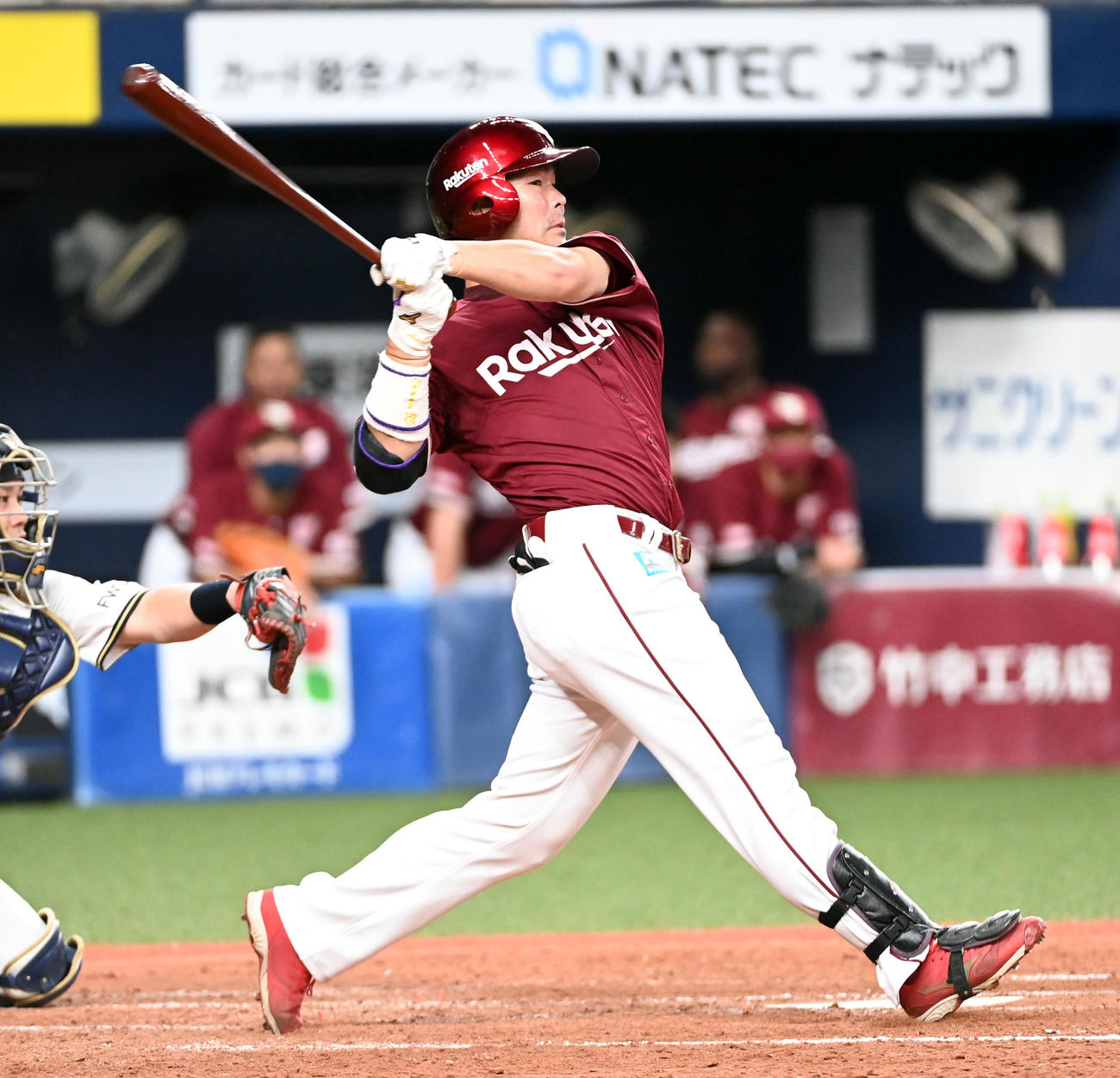 5回表楽天2死二塁、島内は右適時二塁打を放つ（撮影・前岡正明）