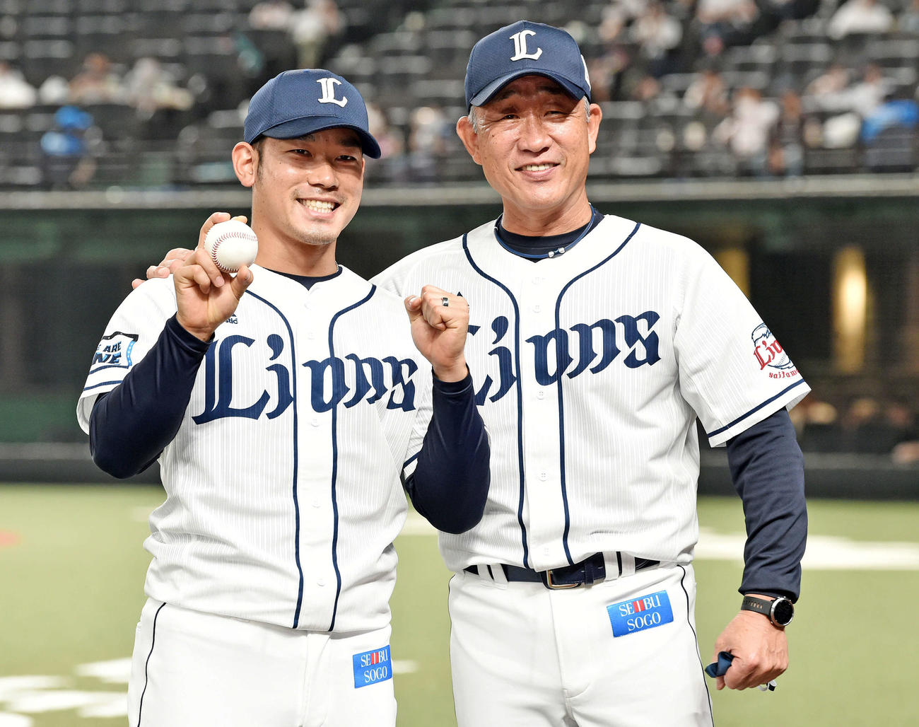 プロ初勝利の西武田村（左）は記念球を手に辻監督と記念撮影する（撮影・滝沢徹郎）