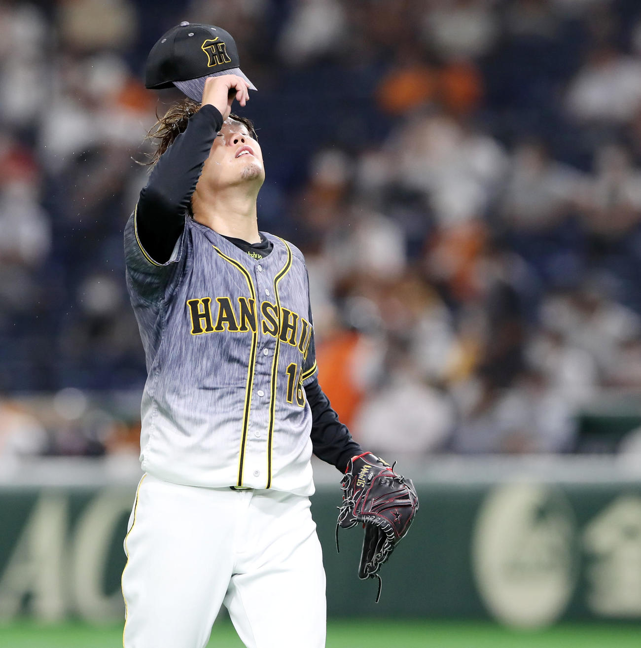 巨人対阪神　3回裏、西勇は巨人打線に5失点を喫しベンチへ引き揚げる（撮影・加藤哉）