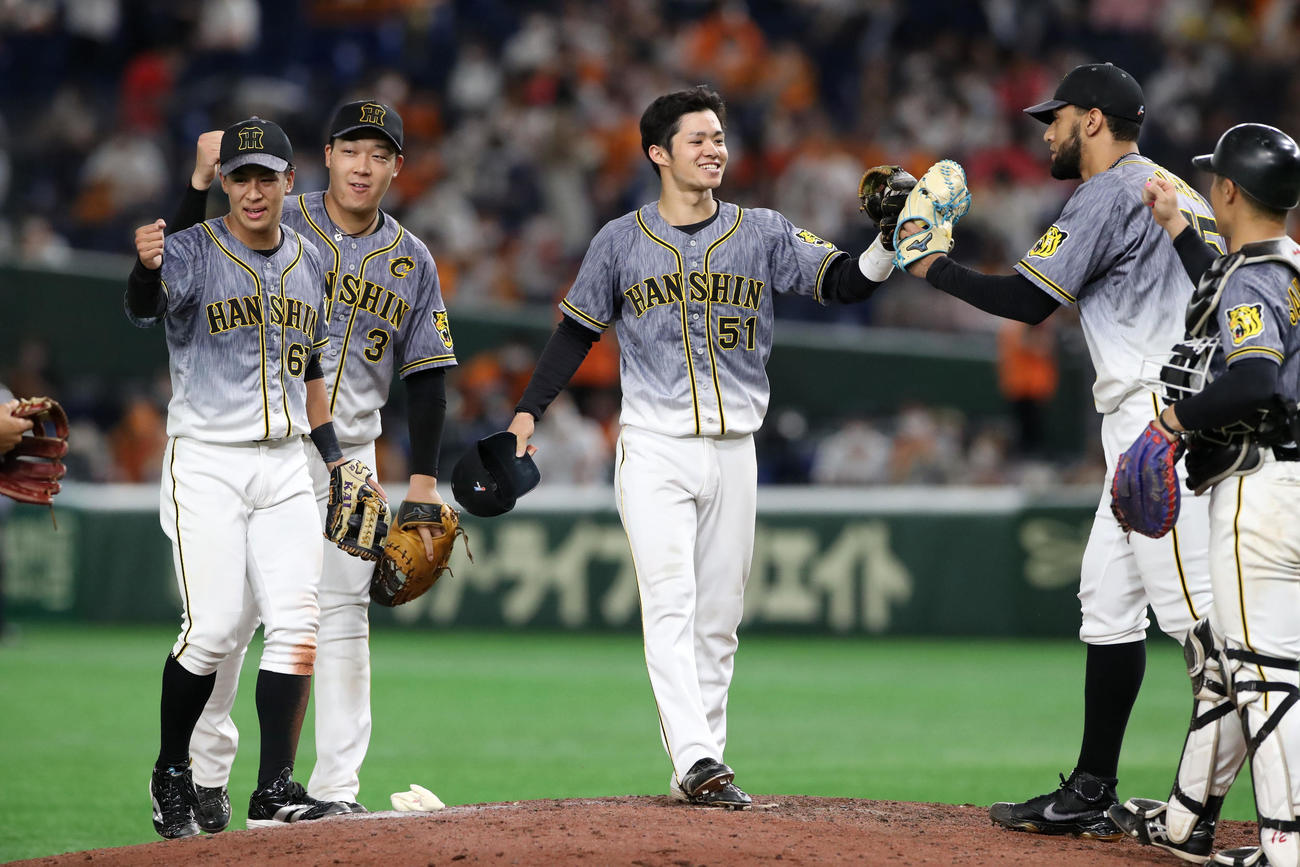 巨人と引き分けマウンドでタッチする中野ら阪神ナイン（撮影・加藤哉）