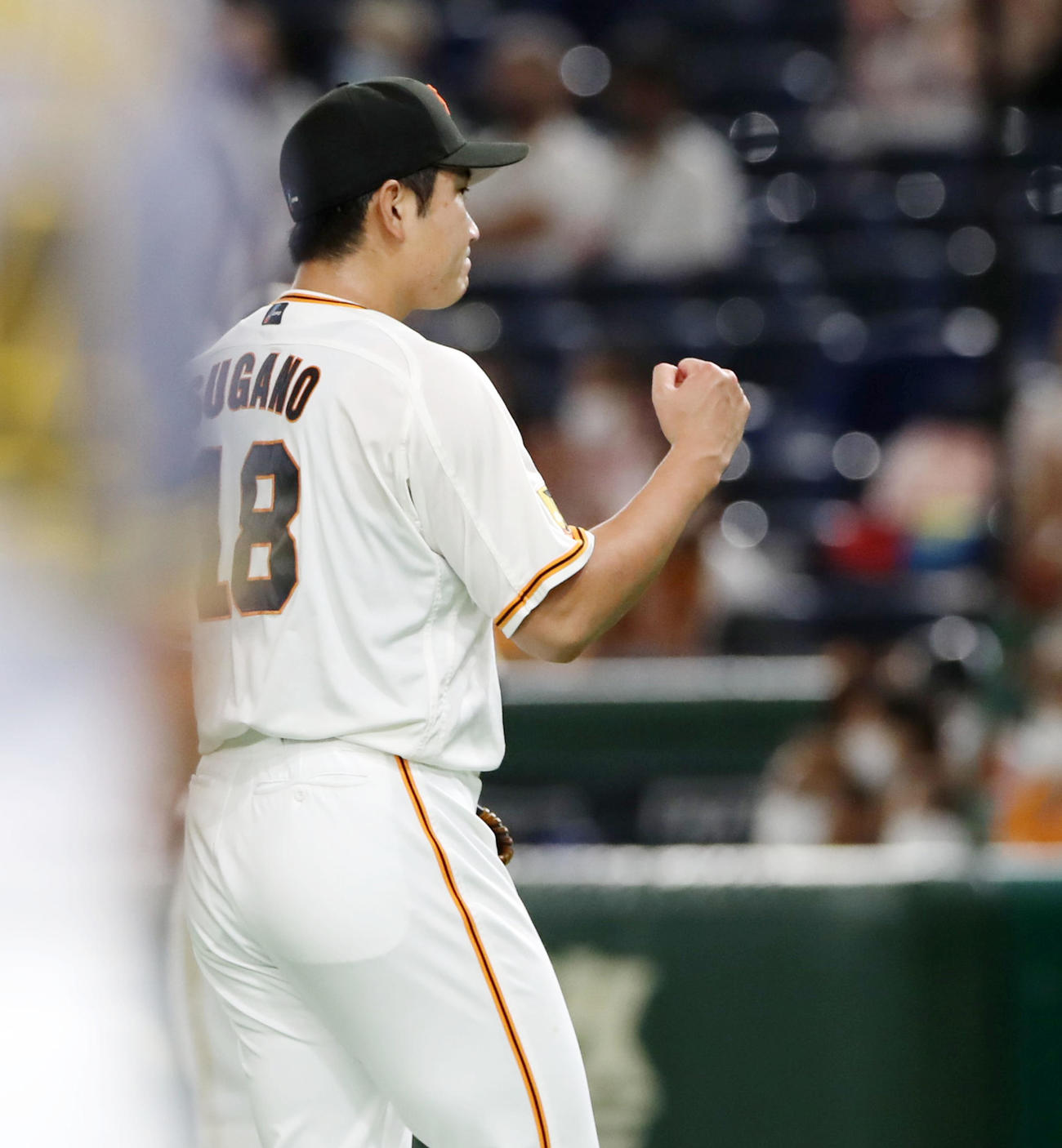 巨人対阪神　3回表阪神2死二塁、菅野はマルテを中飛に仕留めガッツポーズを見せる（撮影・加藤哉）