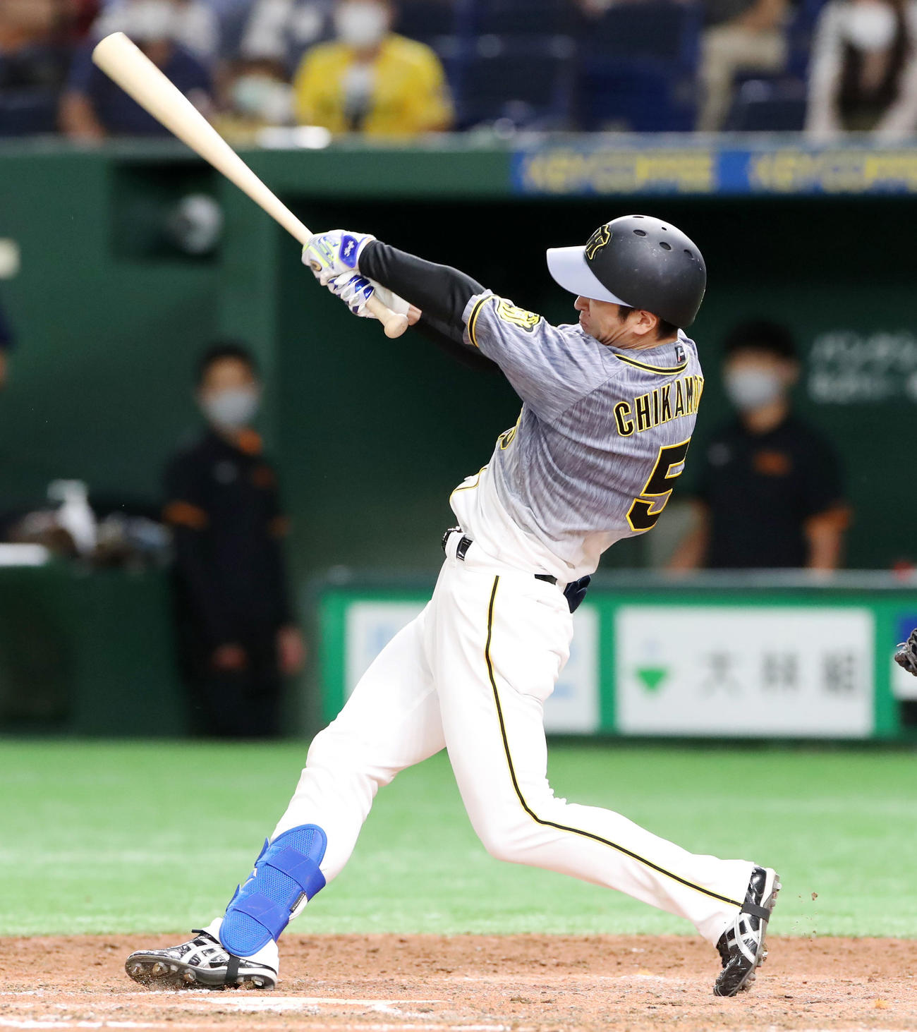 巨人対阪神　8回表阪神1死一塁、近本は右越え二塁打を放つ（撮影・加藤哉）