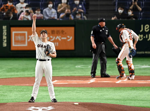 巨人対阪神　集中する巨人先発の菅野（撮影・たえ見朱実）