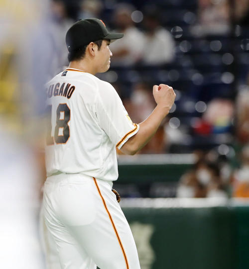 巨人対阪神　3回表阪神2死二塁、菅野はマルテを中飛に仕留めガッツポーズを見せる（撮影・加藤哉）