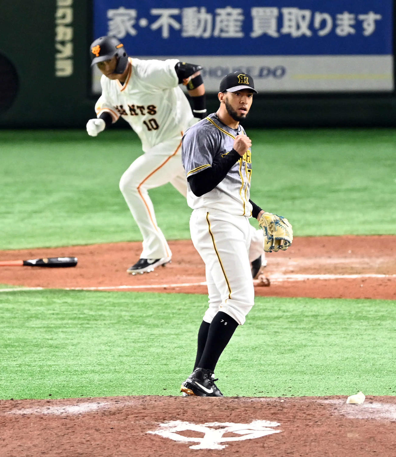 巨人対阪神　9回裏巨人2死満塁、中田翔を遊直に打ち取ったスアレス（撮影・たえ見朱実）
